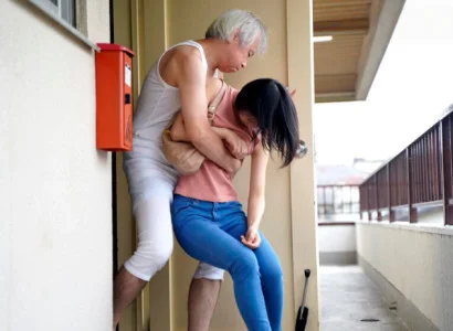 Cô dâu trẻ bị bố chồng già sàm sỡ