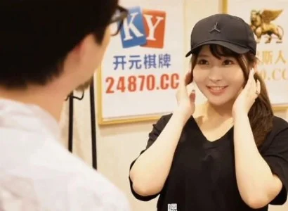 Cô nhân viên giao hàng dễ tính khi khách nhận