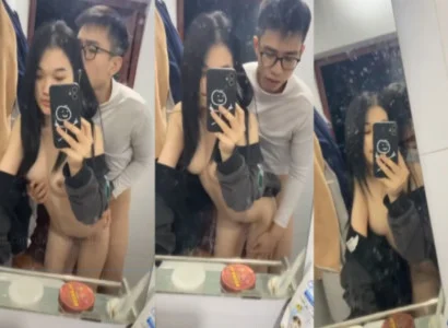 Hai người trẻ ân ái nhau trước gương